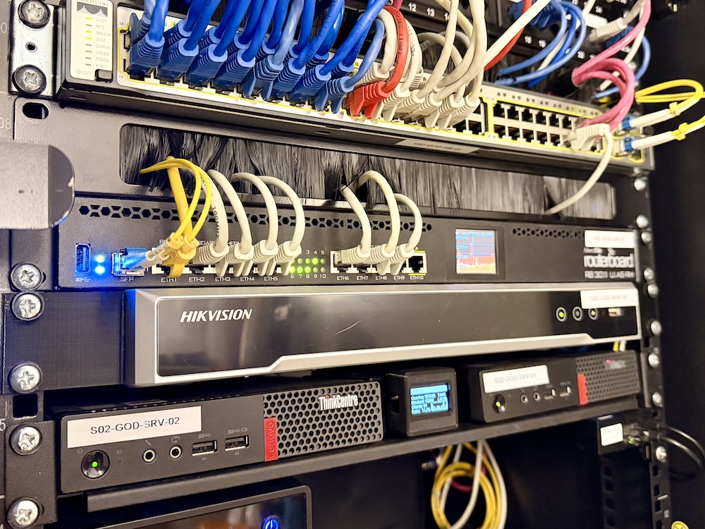 Központi strukturált IT és biztonságtechnikai rack szekrény